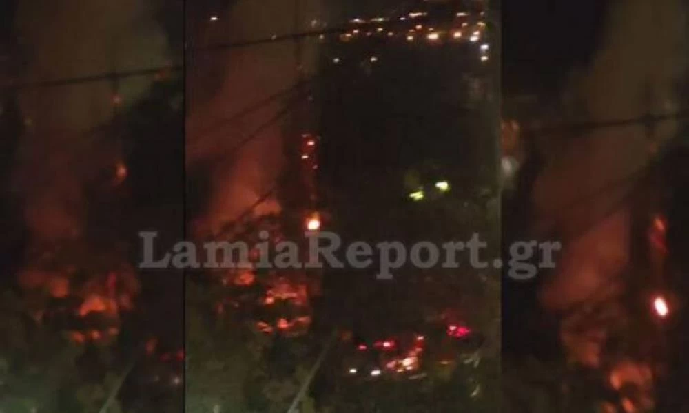 Συναγερμός στη Λαμία: Πυρκαγιά με εκρήξεις στο πάρκινγκ του Στρατοπέδου Τσαλτάκη